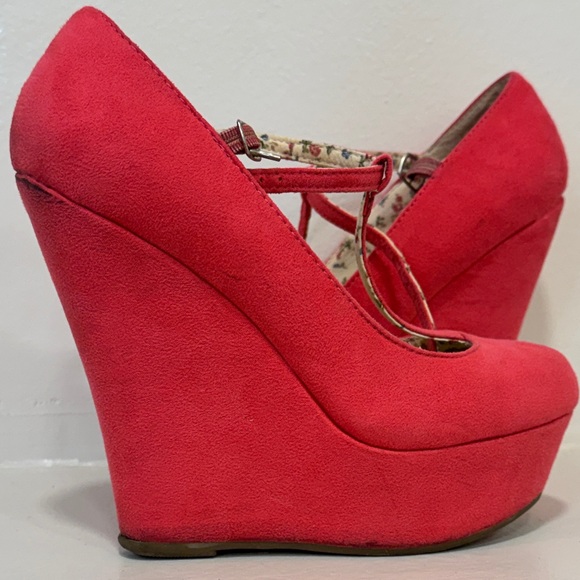 Bordello Women's Vibrant pink T-Strap Heels - Picture 6 of 10